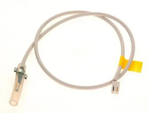 Ionisationsleitung von Bosch mit einem transparenten Kabel und einem Steckeranschluss, verbunden durch eine Metallklemme.